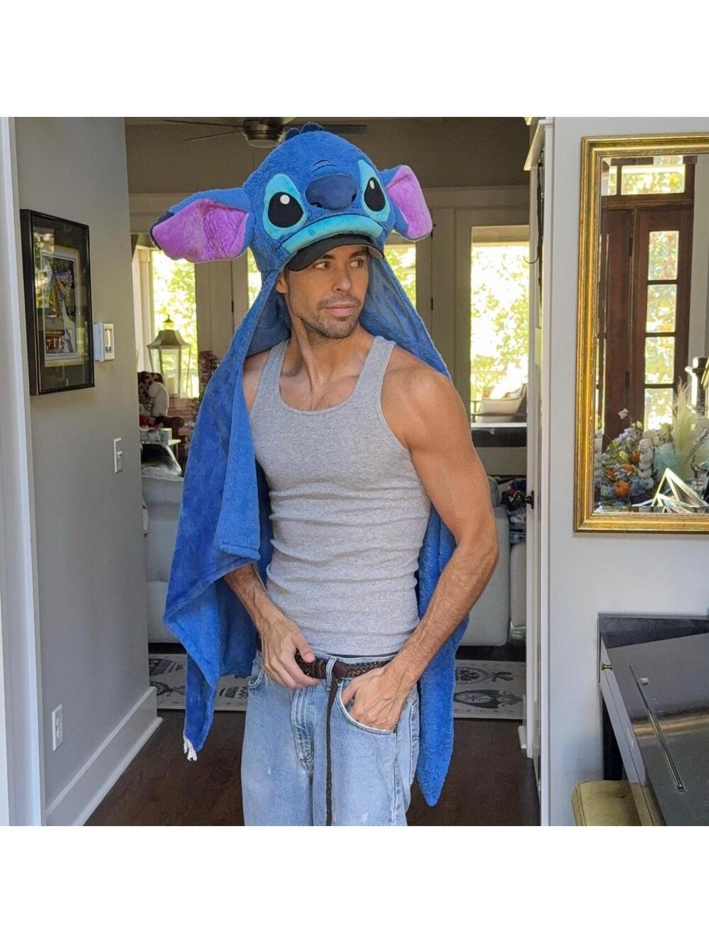 💙 Disney Stitch Hooded Wearable Blanket